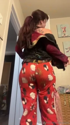 zoeebarb - So, do you see an innocent little Elf girl in the woods or Zelda from