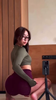 lisahannalee - 20 Thongs at Once (6 min) - Trying on 20 thongs all at once while you