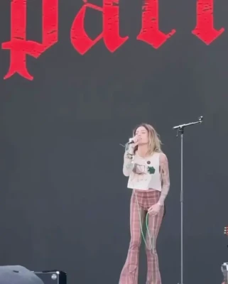 parisjackson - Want me to crush your balls aswell?😈