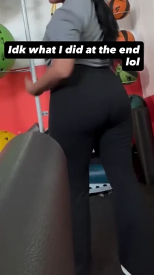 minnieportable - do you like how my asshole peaks out???