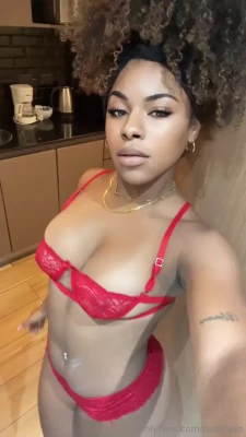 paolaaxo... - Whos into nipple play?