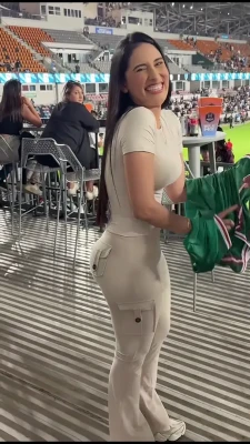 jassminabrego - My hands were busy, but they took a break to chat with you.🥵😈 part 1