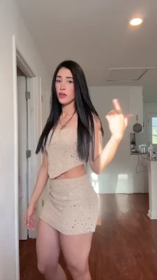 jassminabrego - i move my panties to the side so my pussy is peaking out just a lil,