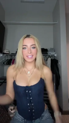 ava.nucci - I'm wondering if you've been naughty enough this year 🤔 Cum to my