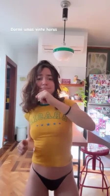 valenbandeira - I’m using my sugar Daddy’s phone right now and I’m laughing- I