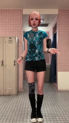 arienedev - What did you notice first? Tip $5 for my tits and $10 for my face