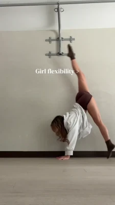 sophiafrutos - Who the hell keeps knocking on my door