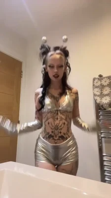 crystaltitss - Doesn't pink really sell the Bimbo look??