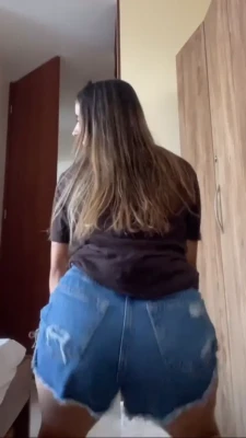 valentina_benincore - 🍑 Don’t mind me... 👣  booty & feet 👀 view from below