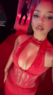 chloebailey - Flip flip tease per your request