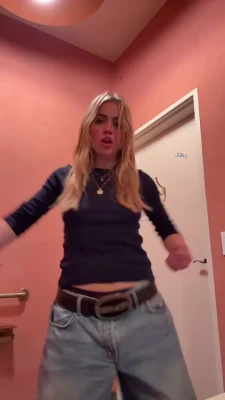 emmabrookes - Do you like my tight jeans? They're my favourite 💙