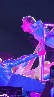 katy_perry - Left, Right, or Both?
