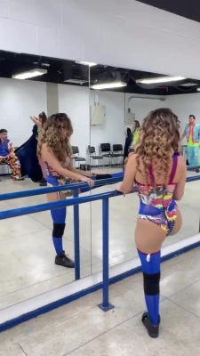 wanessa - Should I spread my legs for you?