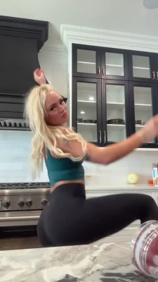darianrhodestf.2025 - Home workouts have benefits 😉 Who wants to see a sexy workout vid?