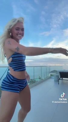 darianrhodestf.2025 - Do you like my tight jeans? They're my favourite 💙