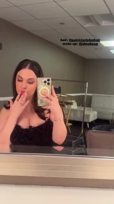 isabella.gomez - Oops. Did my dress rise up? Good morning! ;)