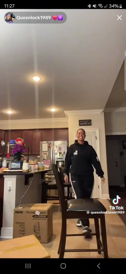 queenlock1989_ - I NEVER get up and sing spontaneously like this. I’m a