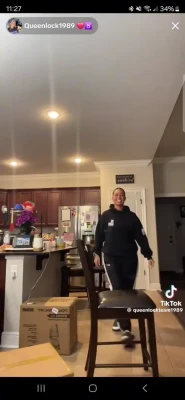 queenlock1989_ - I NEVER get up and sing spontaneously like this. I’m a