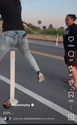 wwe_bayley - Even afleiding tijdens voetbal kijken 😀
