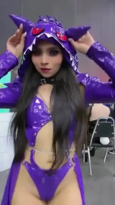 emilipetite - Naked on my bed Slide into my dms please