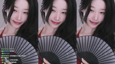 baekha_kk - do you like my shirt? :3