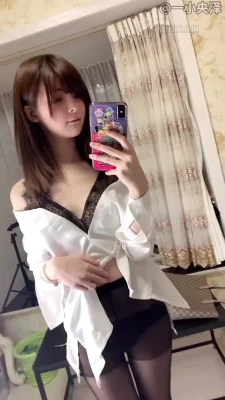 yixiaoyangzew - Hahahahahaha toujours à poil dans la cuisine 😜😘 Still naked in
