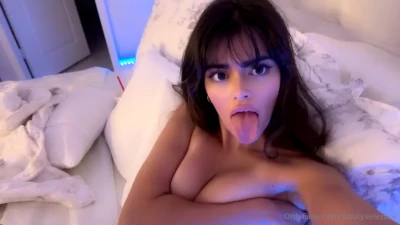 poutyselena - Can you help me wash some laundry? 😏