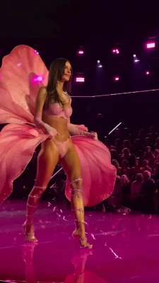 emrata - Pink to make the boys wink😉
