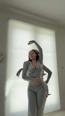 dojacat - Wow, that ass! Those legs! Perched on a desperate wanking slave 😆