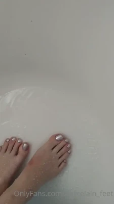 feet_porcelain - Walking in this micro bikini with heels😚😚😚
