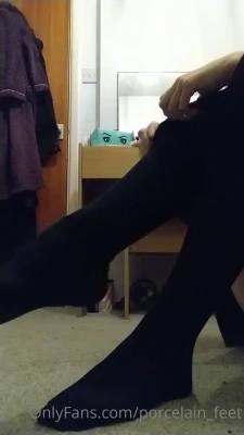 feet_porcelain - Poll for boobies