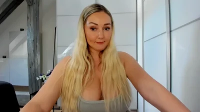 lola93free - come play with my sexy, curvy body.. my tits need your attention