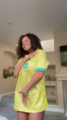 gabriellasaraivah - In bikini aan het zwembad