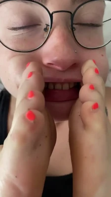hannahskys25 - I need you all to go follow my free Onlyfans page