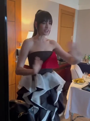 annehathaway - In bikini aan het zwembad