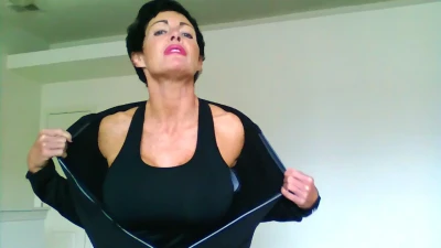 debbie_smith - Make me your queen and I'll treat you every day, king. 😻