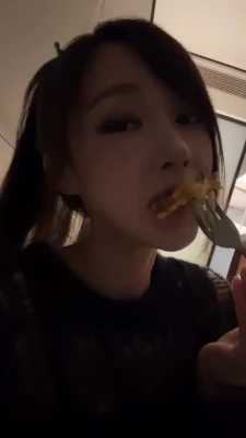 aerichandesu - With or without clothes? 😁