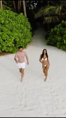 nicolescherzinger - I got you a peach to snack on