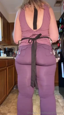 carolynjoslin6 - Imagine worshipping my 6 inch heels.. 👅🐶👠