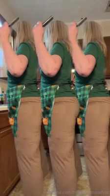 carolynjoslin6 - 全裸巨乳小舌頭👅可以讓你開心起來嗎😈😈 Full