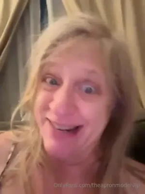 carolynjoslin6 - I love people watching!