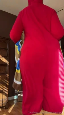carolynjoslin6 - 2 shots of this juicy fat ass. Honestly. These pics. Describe that