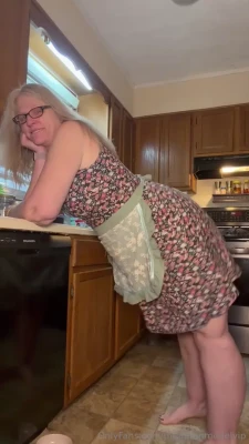 carolynjoslin6 - Playing with my skirt!💨💨💨