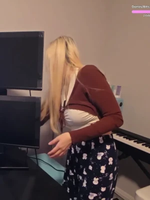 hachubbytv - Fuck me please 😫 I’m so small and petite but can you imagine the