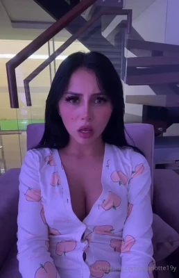 misscharlottee1 - La première photo de seins complètement nue finalement disponible