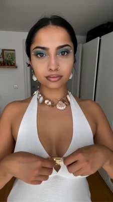 saradeshmukhhh - Can I be your cute and chubby elf gf? ❤️️