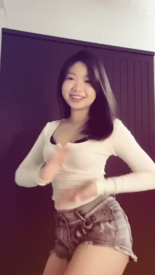 hwmqwa - Guess how much each of my tits weighs?🧐🤔⚖️ 📝