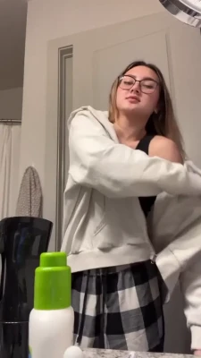 leoniemonty - Happy new year - now get onto your knees and pull my TNs off
