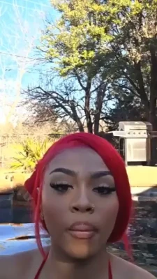leilanistartv - Deixa eu tocar uma canção pra vc assim ? 🔥   Let me play a song