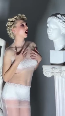 emmachamberlain - No bra required! 👙